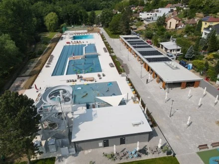 Vzdušný pohled na koupaliště Polanka s bazény v Třebíči.