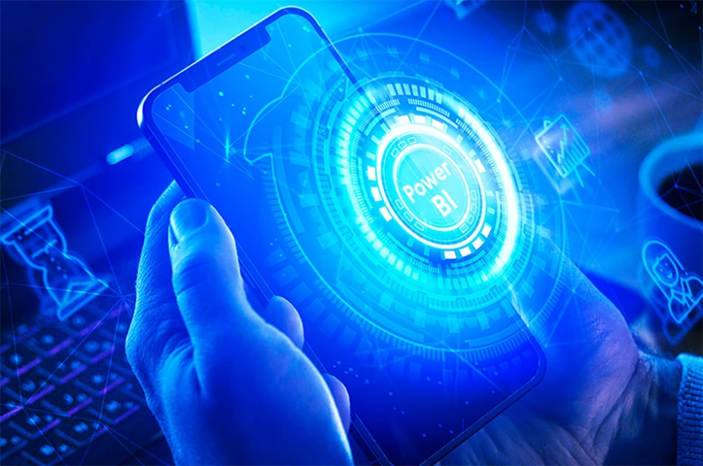 Ruka drží chytrý telefon s holografickým rozhraním dat.