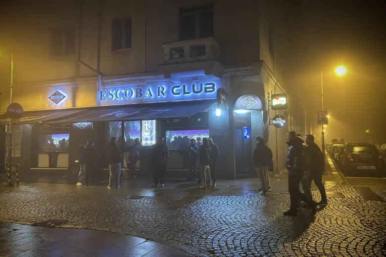 Vstup do klubu Escobar na Stodolní ulici v ostravské noci.