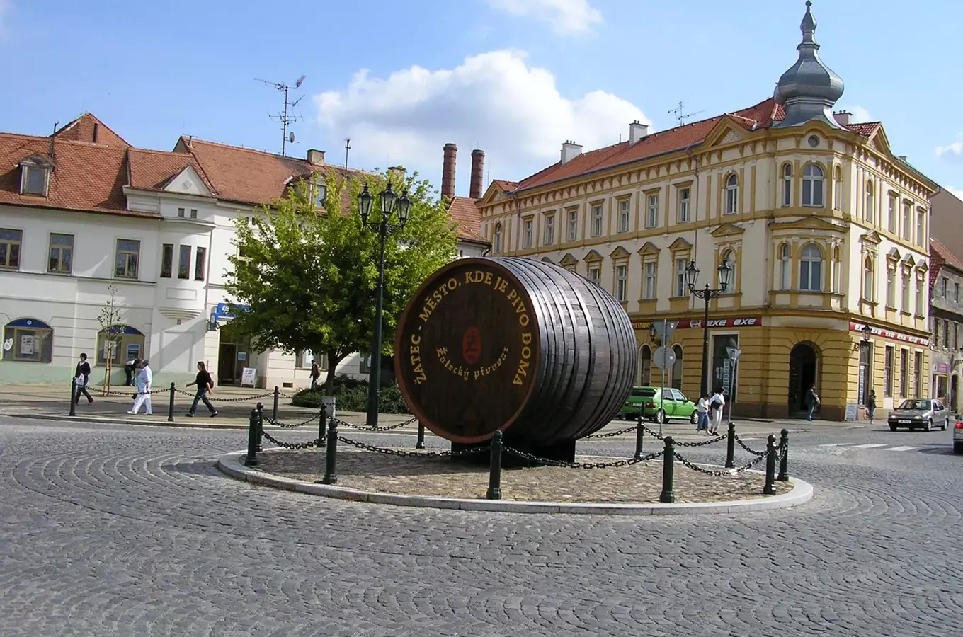 Velká dřevěná sudek v náměstí Žatce jako památka.