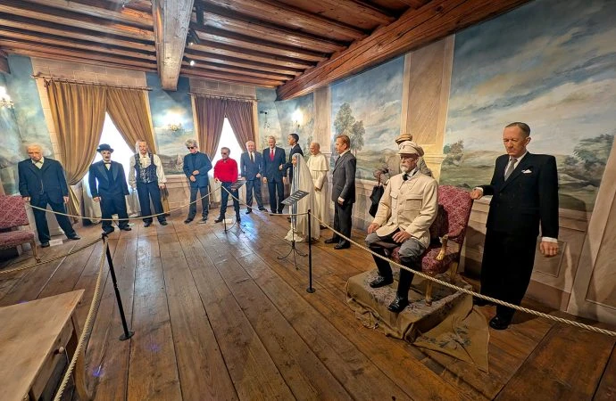 Voskové figuríny historických osobností v muzeu v Českém Krumlově.