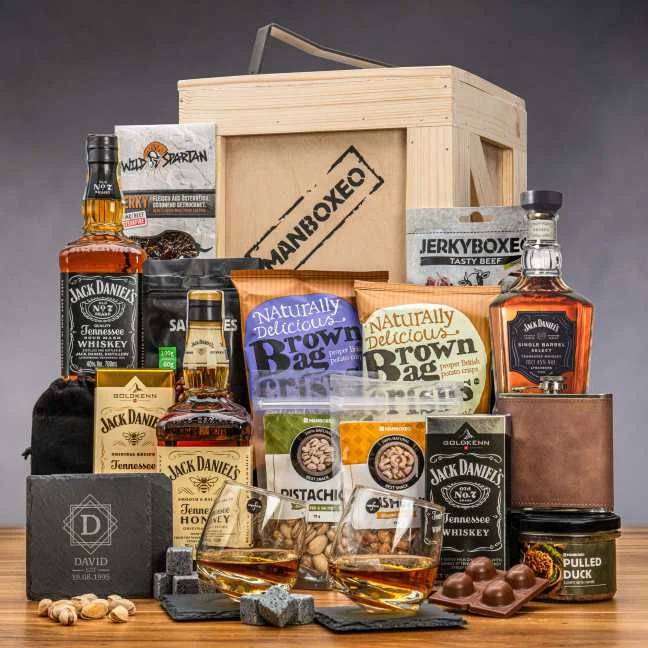 Dárkový koš s whisky, oříšky a sklenicemi pro oslavu 90 narozenin.