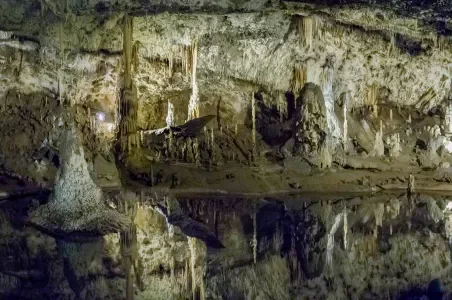 Jaskynní útvary s odrazem ve vodě v Moravském krasu.