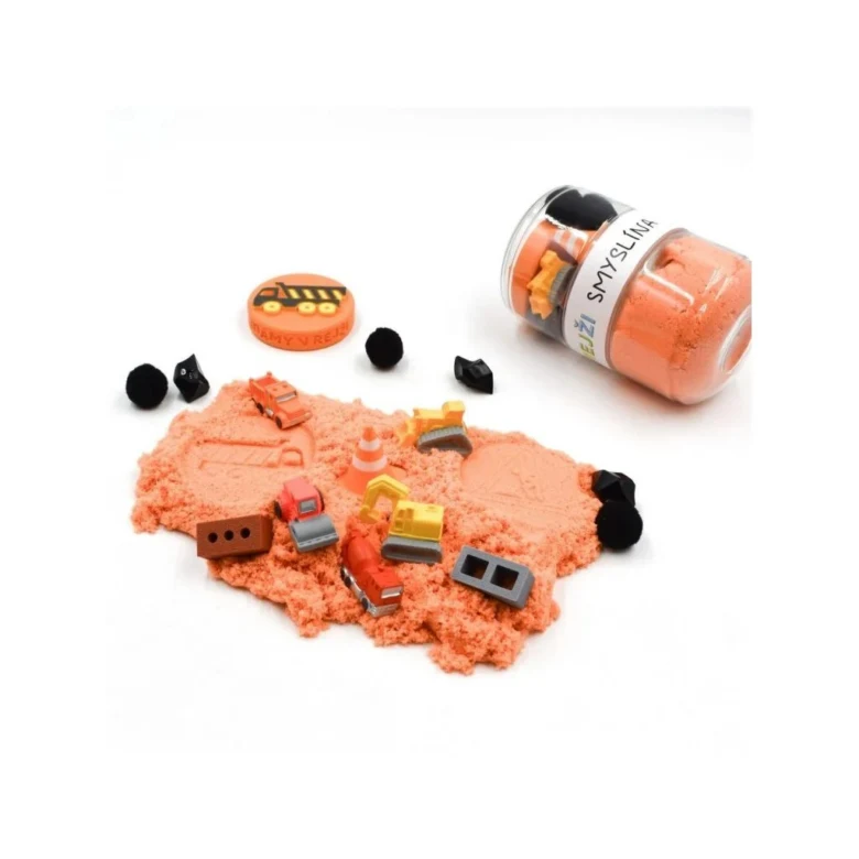 Oranžová kinetická písek s malými stavebními hračkami pro kluky.