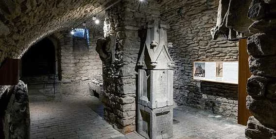 Podzemní kamenná místnost s historickými exponáty v Kutné Hoře.