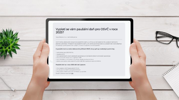 Tablet s článkem o paušální dani v roce 2026 na stole.