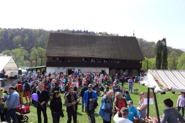 Velká skupina lidí na venkovním kulturním akce v Břeclavi.