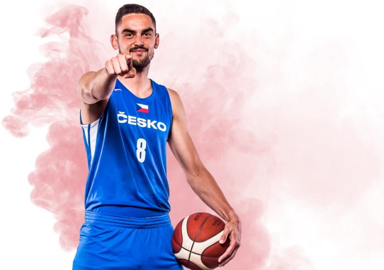 Tomáš Satoranský v modrém dresu Česka s číslem osm ukazuje na diváka.