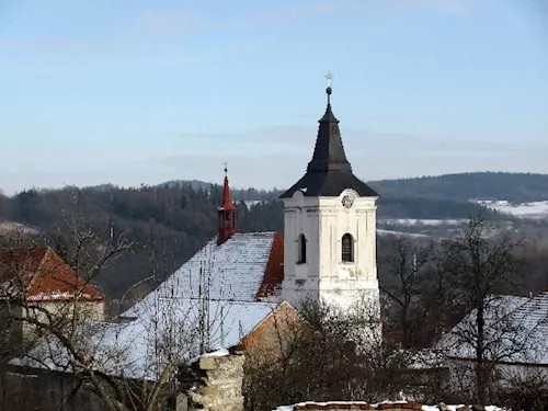 Bílá kostel v Volyňě s věží na sněhové střechy.