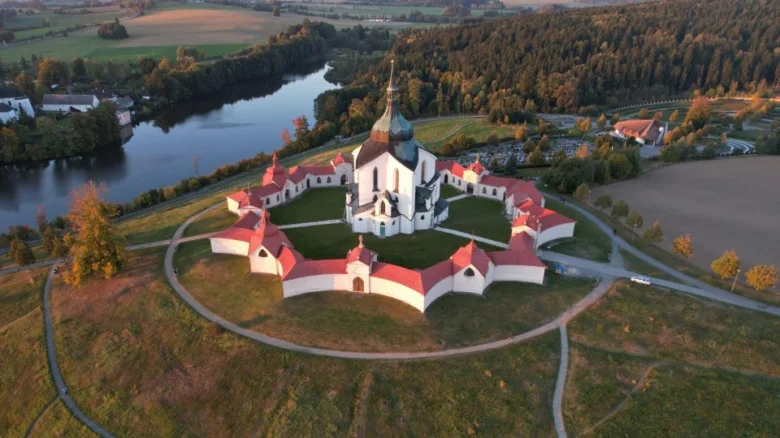 Santiniho kostel sv. Jana Křtitele s okolními budovami