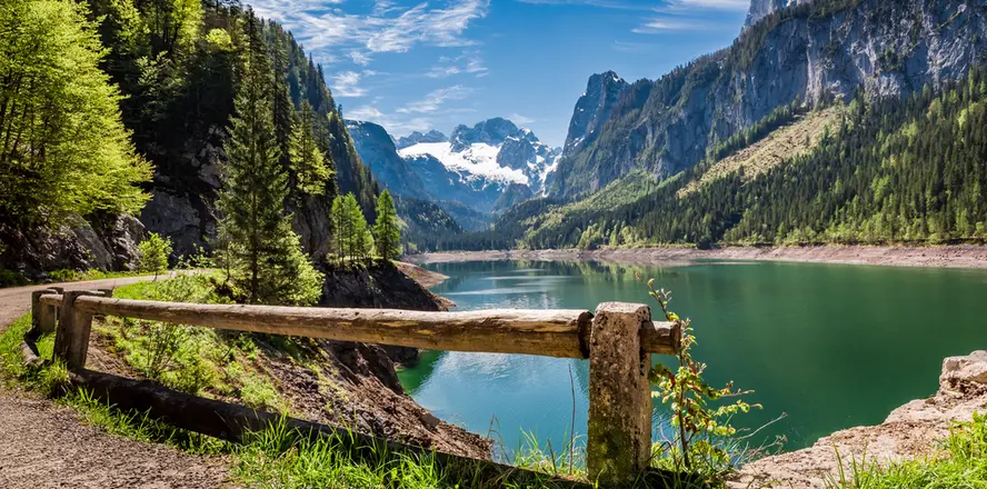Turkyské jezero v Rakouských Alpách s horami.