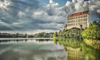 Zámek Jindřichův Hradec nad vodou s odrazem v jezeře.