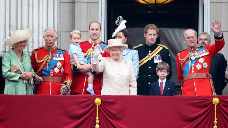 Britští králové na balkóně včetně prince Harryho