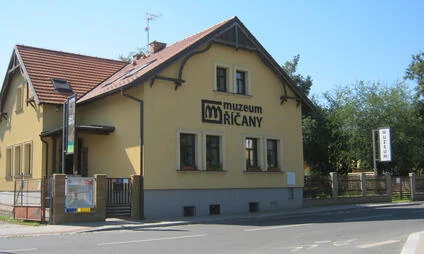 Fotografie žlutého domu s nápisem muzeum Říčany.