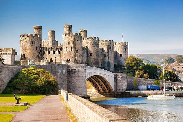 Historický hrad Beaumaris u vody s mostem.