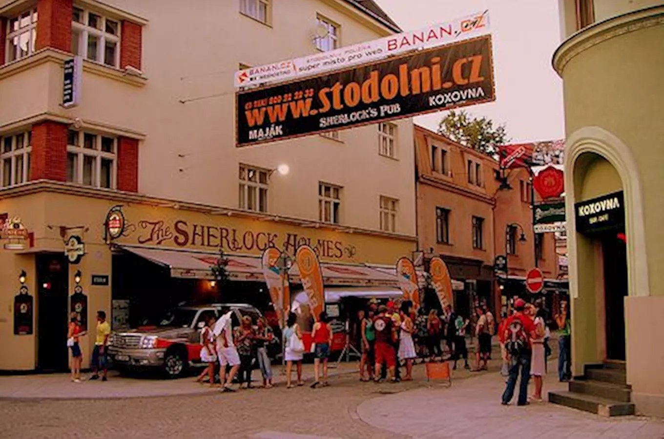 Vnější pohled na bar Sherlock Holmes ve Stodolní ulici v Ostravě.