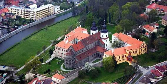 Letní pohled na klášter v Třebíči s řekou vedle.