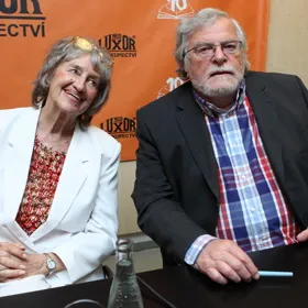 Nina Divišková sedí vedle muže na akci s logem Uxor.