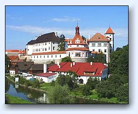 Zámek a klášter v Jindřichově Hradci na ostrově ve Vltavě.