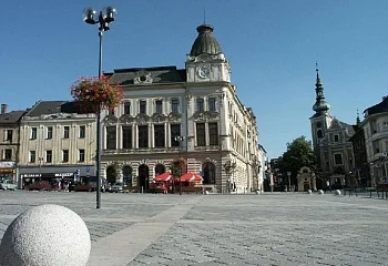 Historické budovy na náměstí v městě Přerov pod modrou oblohou.