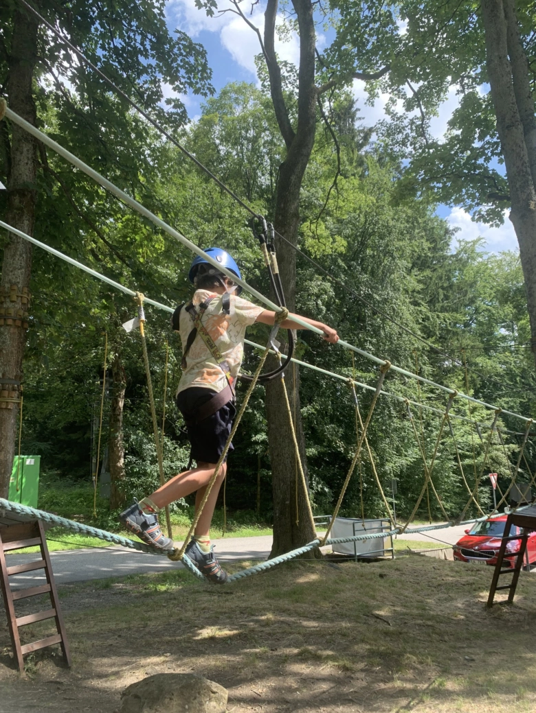 Dětský výlet do Pelhřimova na lanovém mostu pro děti.
