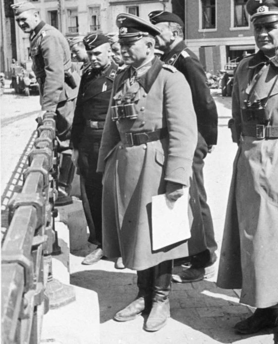 Heinz Guderian s vojenskými důstojníky na mostě.