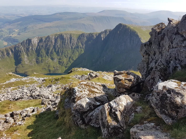 Pohled na horskou krajinu Wales s skalami a údolími.