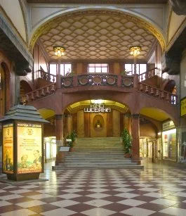 Vnitřní prostor historické pasáže Lucerna v Praze s schodištěm.