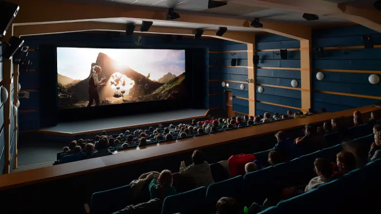 Diváci v biografu sledují film na velkém plátně.
