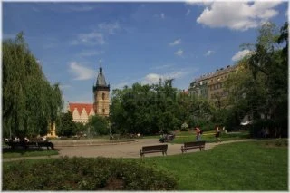 Karlovo náměstí v Praze s kostelem a zelenou plochou.