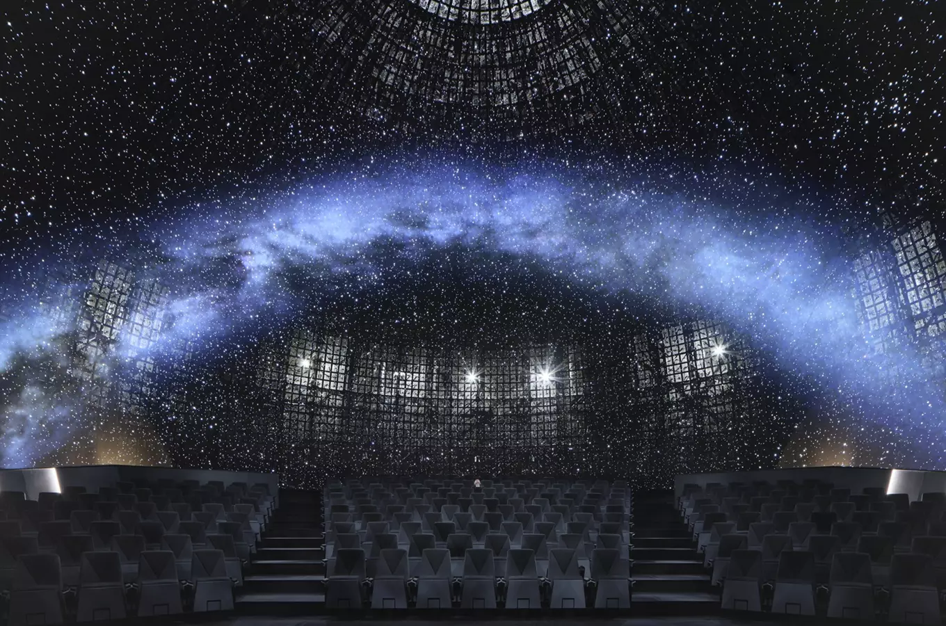 Vnitřek planetária s hvězdnou oblohou na kupoli.