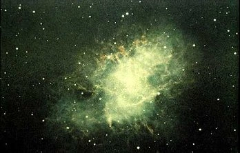 Jasný zbytky supernovy obklopené hvězdami v hlubokém vesmíru.