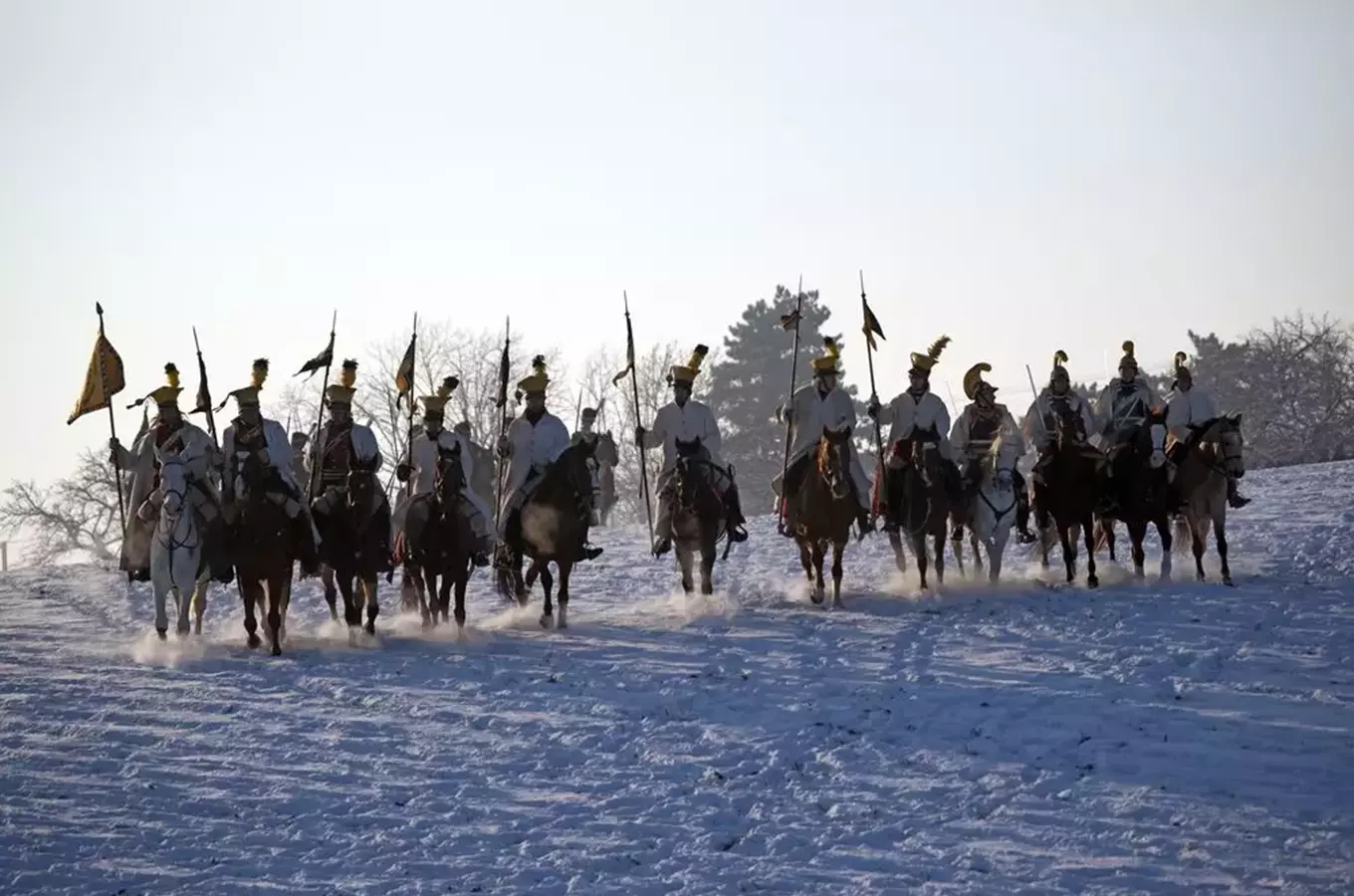 Napoleonská jízda v sněhu s vojáky na koních.