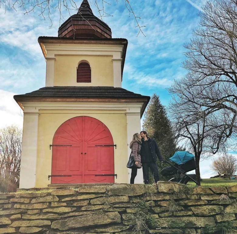 Malý kostel s červenými dveřmi v Hlinsku na výlet