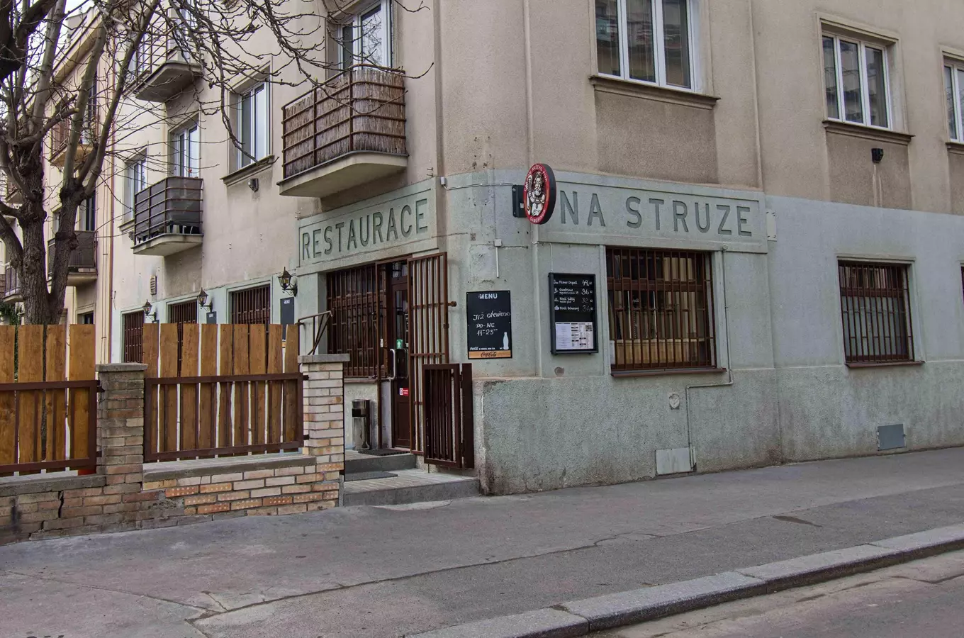 Výzdoba restaurace v čtvrti Strašnice s názvem Na Struze.