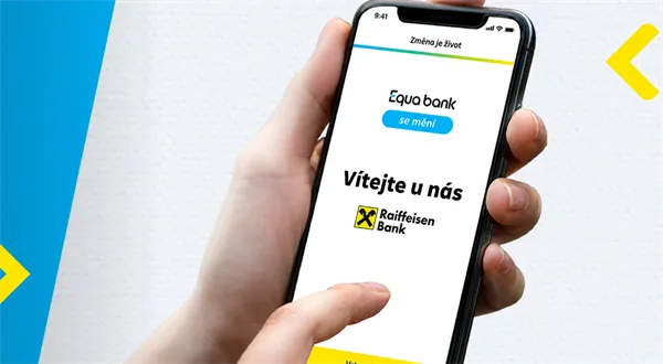 Ruka drží telefon s aplikací banky Equa od skupiny Raiffeisen.