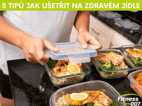 Příprava zdravých jídel do skleněných nádob pro kontrolu kalorií.