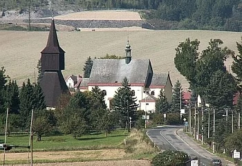 Kostel v obci Rtyně v Podkrkonoší s okolní krajinou.