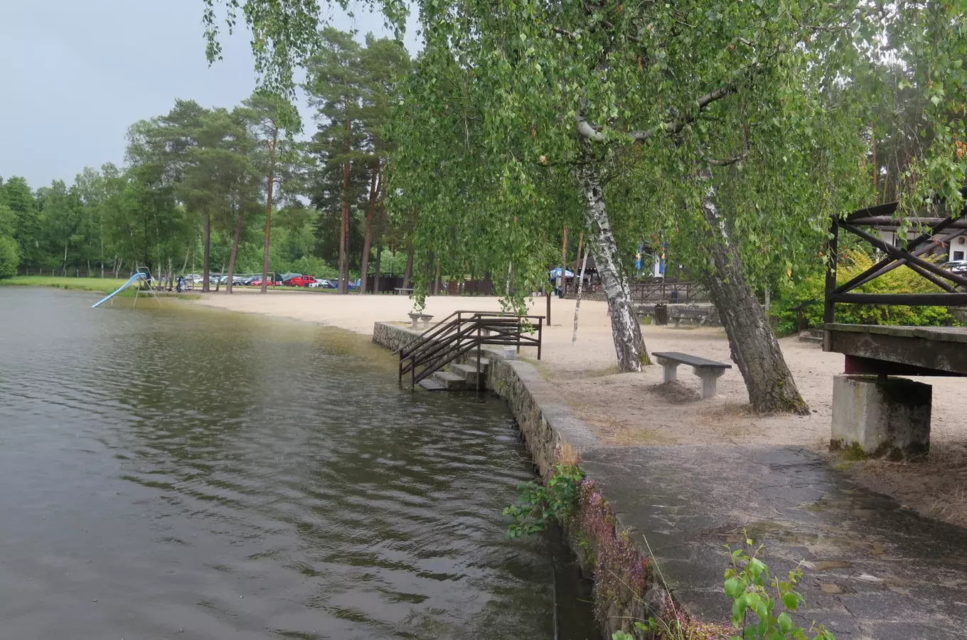 Koupaliště s písečnou pláží a schody do vody v Sloupu.