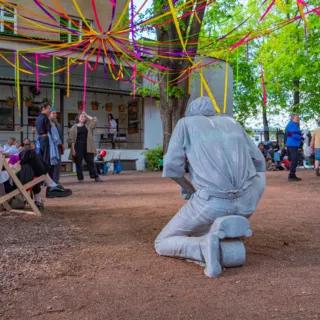 Živá socha v kolenu na brněnském kulturním festivalu.