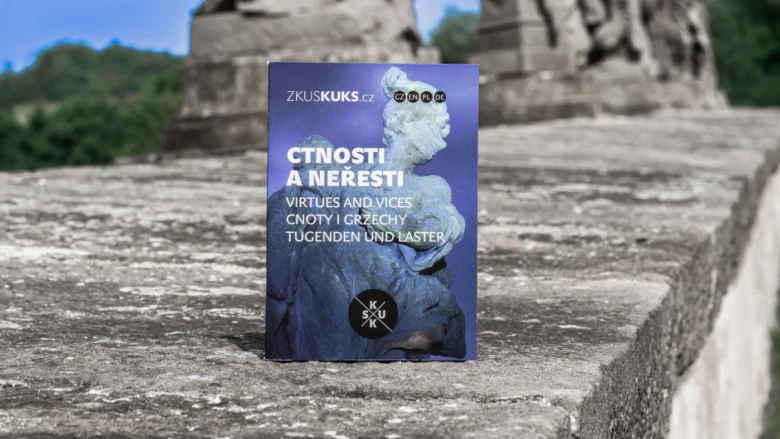 Knihy o ctnostech na kamenné terase zámku v Kukse.