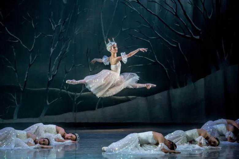 Balerina letí ve sněhové scéně z pohádky Louskáček.