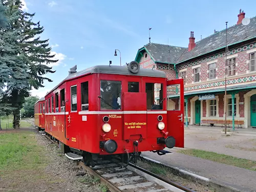 Červená starožitná vlakovka na nádraží v Břeclavi.