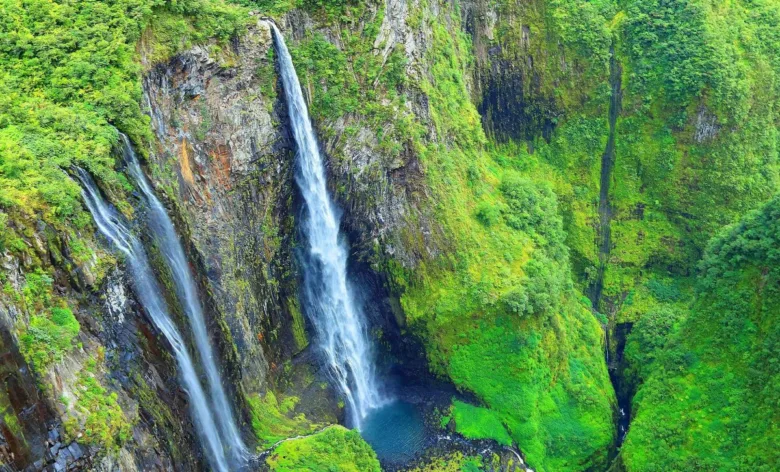 Vodopád na ostrově Réunion s bohatou zelení kolem.