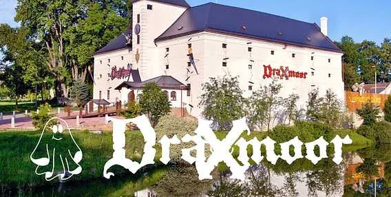 Zámek DraXmoor v Bystřici nad Pernštejnem s okolní zelení.