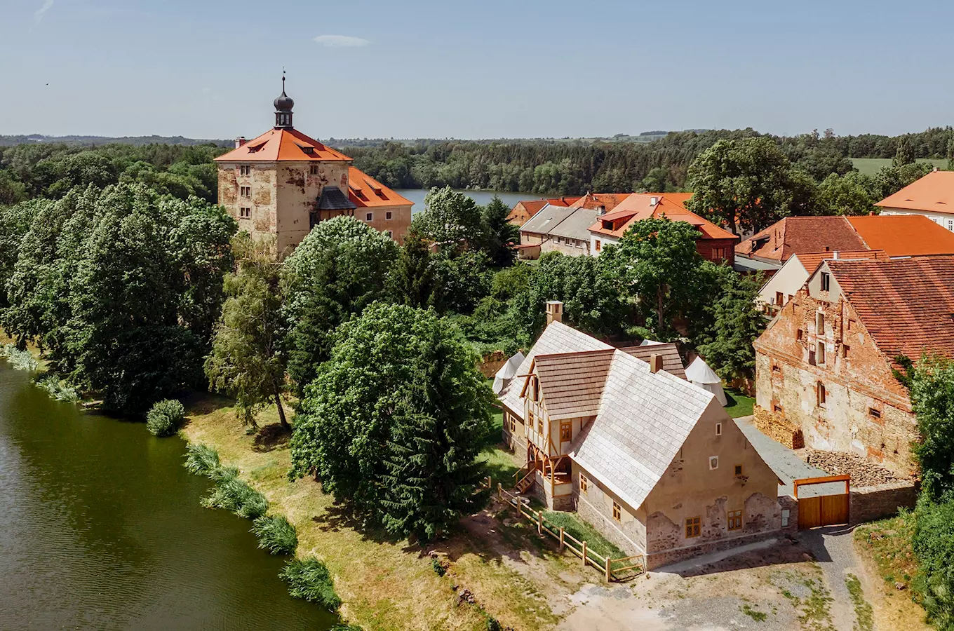 Historické domy u vody ve středočeském kraji.