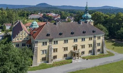 Letní zámek v Bystrici nad Pernštejnem s okolním parkem.