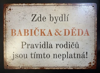 Vtipná cedule na WC s nápisem o babičce a dědovi.