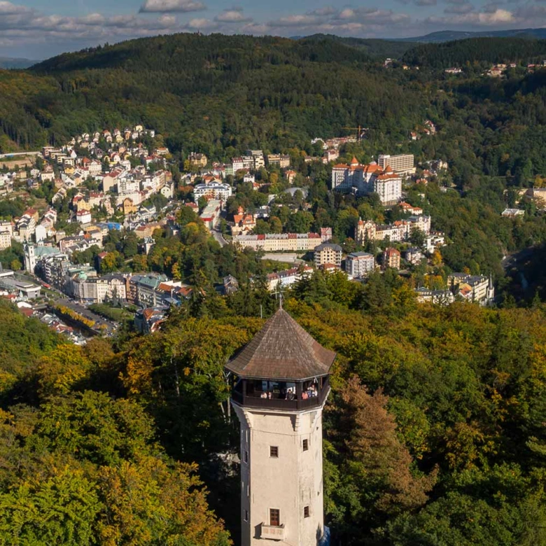 Rozhledna Goethova vyhlídka nad městem Karlovy Vary v podzimním lesu.