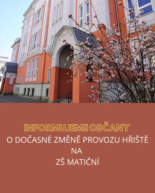 Budova s kvetoucími sakurami před vstupem do budovy.